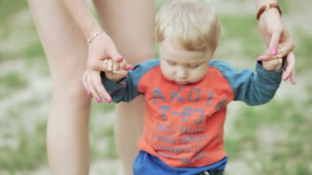Мальчик у ног матерей — стоковое видео