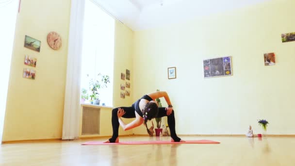 Meisje houdt zich bezig met yoga — Stockvideo