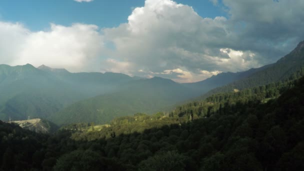 Ascensores en las montañas en verano — Vídeo de stock