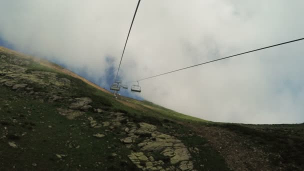 Lifts in mountains in summer fog — Stock Video