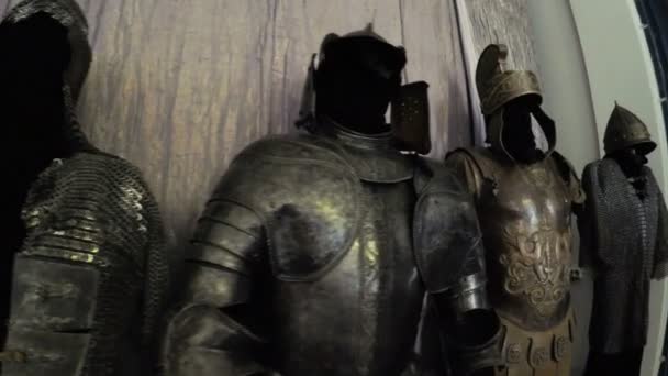 Knight armor in film museum van Mosfilm — Stockvideo