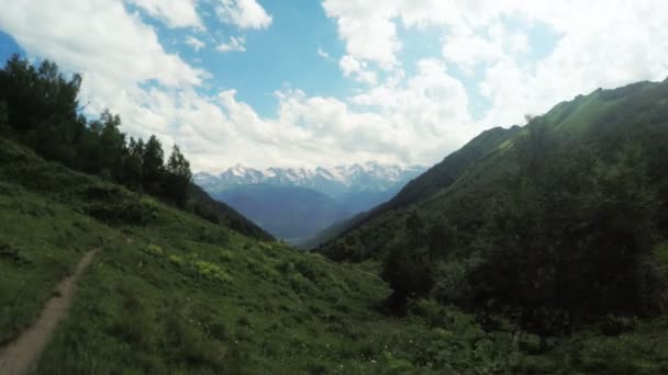 Widok na górskie szczyty gór Swanetia — Wideo stockowe