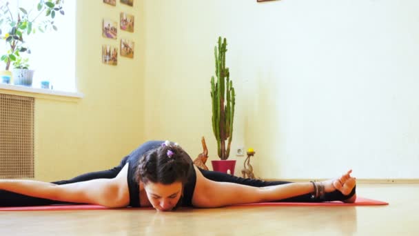 Menina está envolvida em ioga — Vídeo de Stock