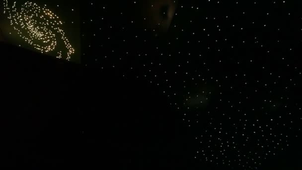 Sträcka på taket i form av stjärnhimmel — Stockvideo