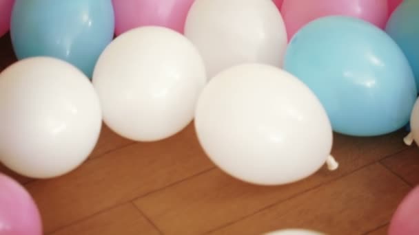 Luftballons auf dem Boden — Stockvideo