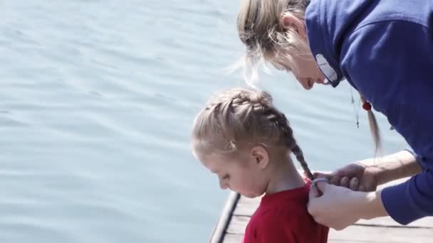 Mamma flicka flätor hår på natur — Stockvideo