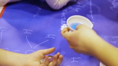 Beyaz bir sıvı ile kimyasal deneyler