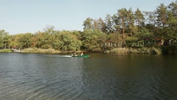 Motorboot drijvend op de rivier. — Stockvideo