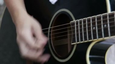 Akustik gitarla çalmak