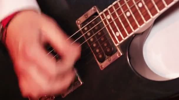 Suonare la chitarra elettrica — Video Stock