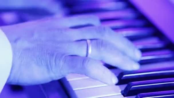 Keyboard spielen zu Hause — Stockvideo