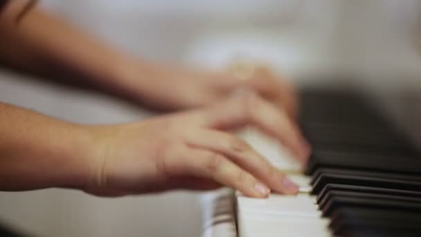 Hra na klavír na domovské — Stock video