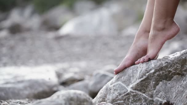 Mujeres piernas en la playa — Vídeos de Stock