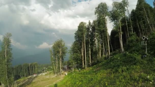 Ascenseurs en montagne en été — Video