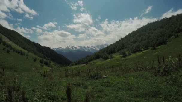 Uitzicht op berg pieken bergen Svaneti — Stockvideo