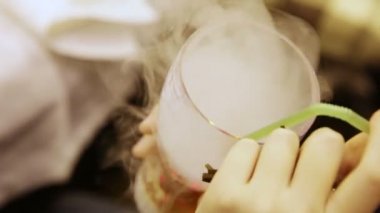 Dumanı tüten sıvı parlayan bardak