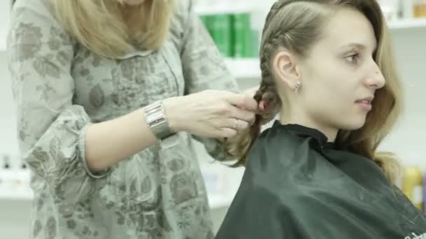 En una peluquería en el salón de belleza — Vídeos de Stock