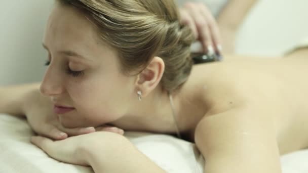 Massage aux pierres dans un salon de beauté — Video