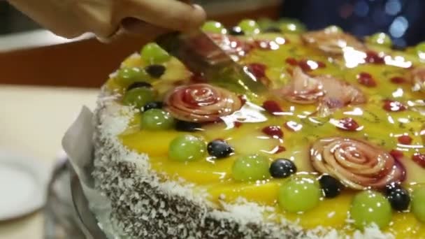 Corte de pastel de boda con fruta — Vídeo de stock