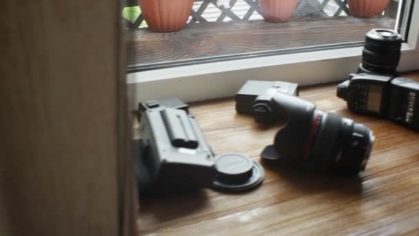 Fotoğrafçı değişen lens. — Stok video