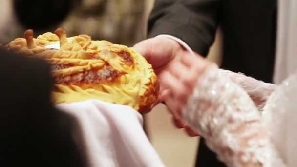 Pão de casamento no casamento — Vídeo de Stock