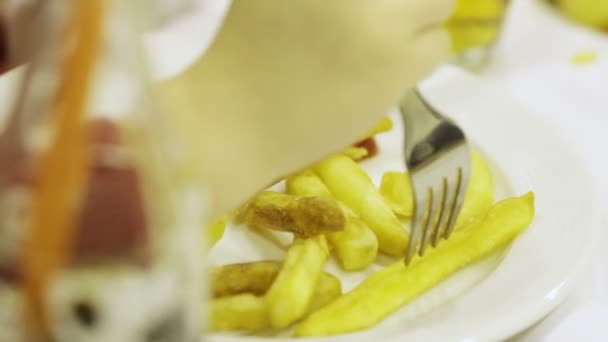 Batatas fritas no banquete — Vídeo de Stock