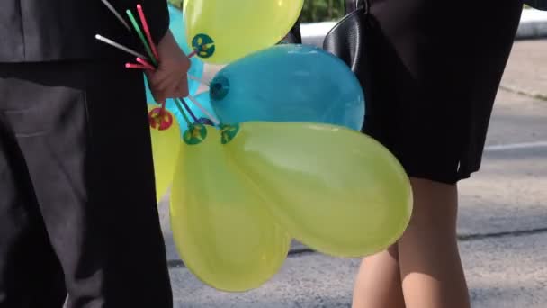 Boules de gel dans la main garçon — Video