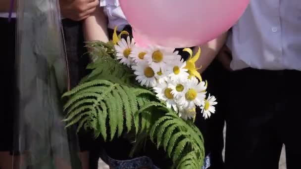 Jeunes enfants avec des fleurs — Video