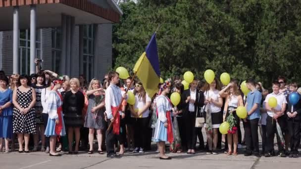 Снятие государственного флага в школе — стоковое видео