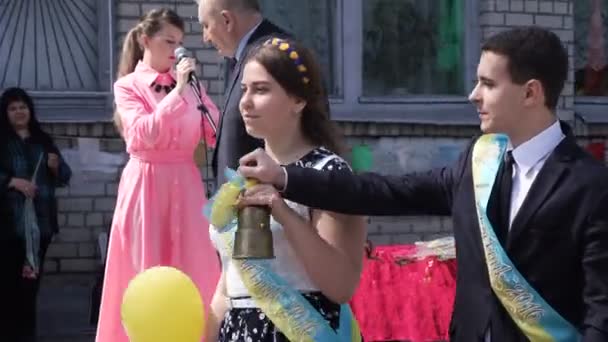 Laatste gesprek handen van schooljongens op lijn — Stockvideo