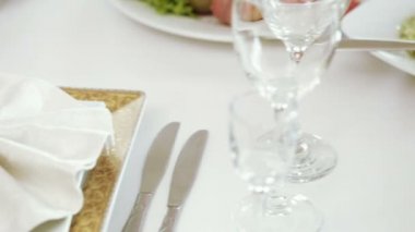 Unutulmamalı masaya servis
