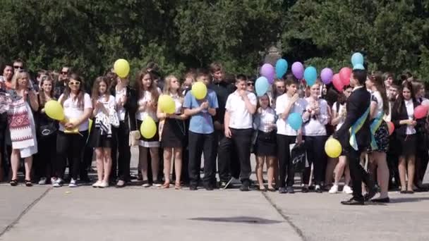 Laatste gesprek handen van schooljongens op lijn — Stockvideo