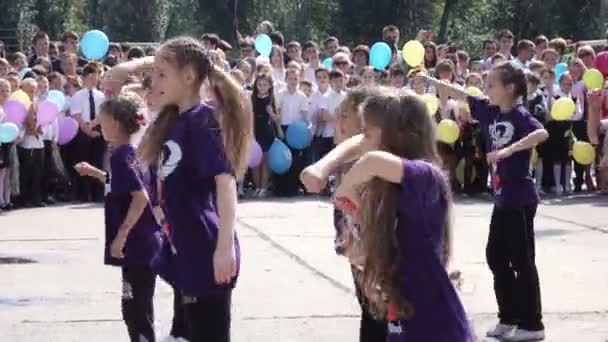 Bailando en trajes tradicionales en línea — Vídeos de Stock