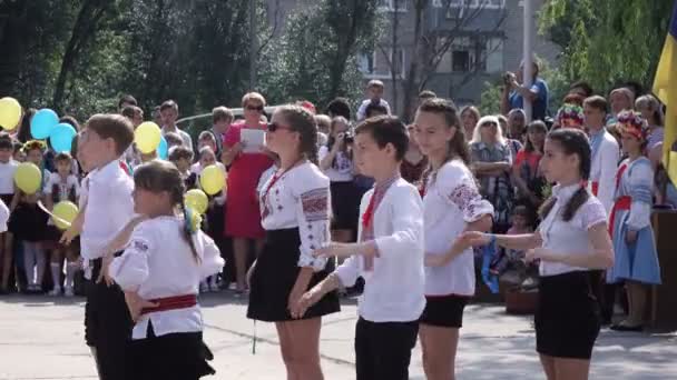 Taniec w tradycyjne stroje na linii — Wideo stockowe