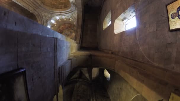 Icônes sur les murs église géorgienne — Video