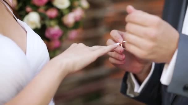 El uso de anillo de boda — Vídeos de Stock