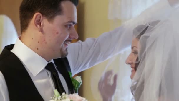Bräutigam sieht Braut zuerst — Stockvideo