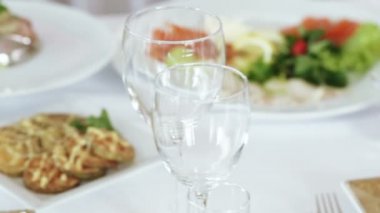 Unutulmamalı masaya servis