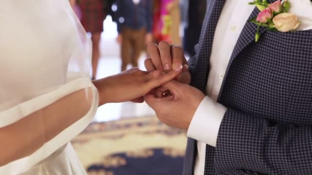 Exchanginge van wedding rings — Stockvideo
