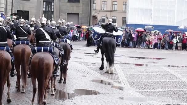 Ceremonin av Högvakten ändra på Kungliga slottet i Stockholm — Stockvideo