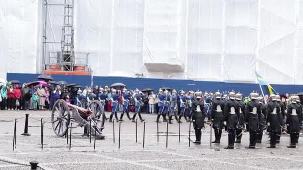Obřad královské gardy změnit na královský palác ve Stockholmu — Stock video