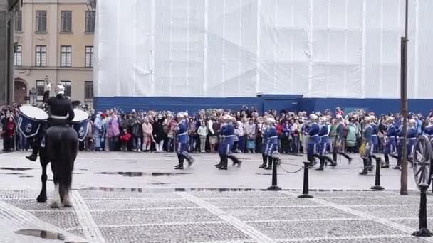 Cérémonie de changement de garde royale au Palais Royal de Stockholm — Video