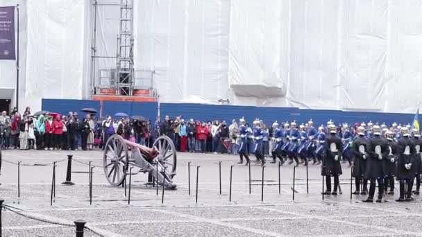 Ceremonia de cambio de guardia real en el Palacio Real de Estocolmo — Vídeos de Stock