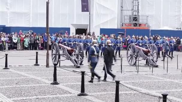 Obřad královské gardy změnit na královský palác ve Stockholmu — Stock video