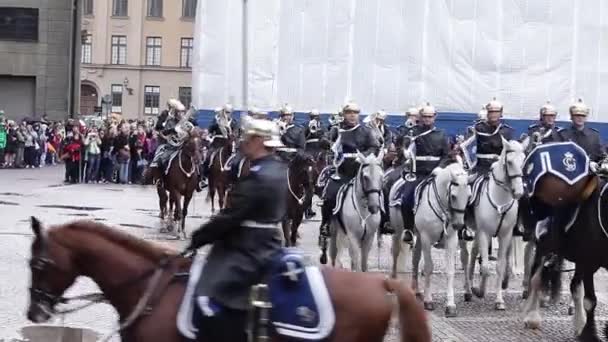 Ünnepség a királyi Gárda módosítása, a királyi palota, Stockholm — Stock videók