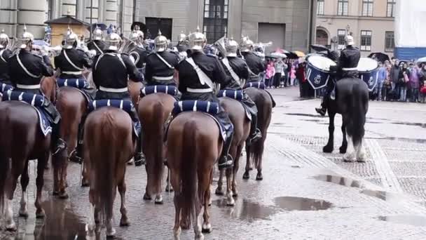 Cerimônia de mudança de guarda real no Palácio Real em Estocolmo — Vídeo de Stock