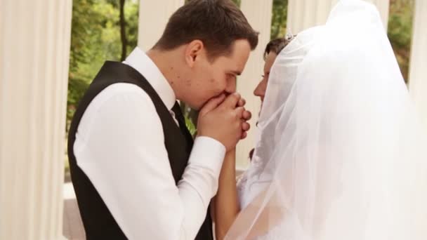 Nevěsta ženich polibky rukou — Stock video