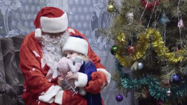 Schneemädchen und Großvater Frost — Stockvideo