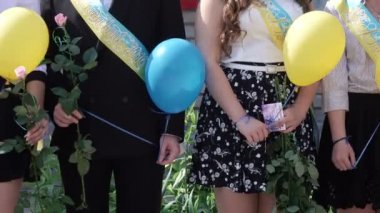 Çiçekli küçük çocuklar