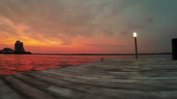 Pôr do sol na noite do rio — Vídeo de Stock